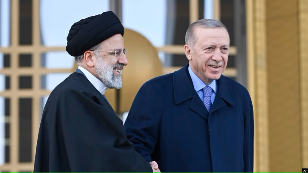 Presiden Turki Recep Tayyip Erdogan dan Presiden Iran Ebrahim Raisi berjabat tangan sebelum melangsungkan pertemuan di Ankara, Turki, pada 24 Januari 2024. (Foto: Mert Gokhan Koc/Dia Images via AP)