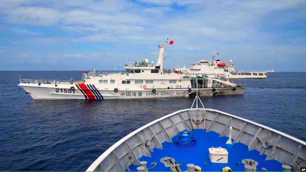 Kapal Garda Pantai China menghalangi penjaga pantai Filipina BRP Cabra saat kapal tersebut mencoba menuju Second Thomas Shoal di Laut China Selatan yang disengketakan pada 22 Agustus 2023. (Foto: AP)