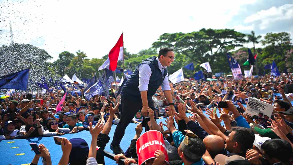Capres nomor urut 01, Anies Baswedan bersyukur dengan antusiasme warga Bandung yang mengikuti kampanye akbar Partai NasDem bertajuk Saatnya Menang untuk Perubahan di Lapangan Tegal Lega, Minggu (28/1).