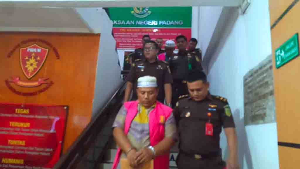 Usai menjalani proses administrasi dan tes kesehatan, dua tersangka kasus dugaan korupsi di SMK PP Negeri Padang dibawa petugas menuju mobil tahanan, Senin (29/1) di Kantor Kejari Padang.
