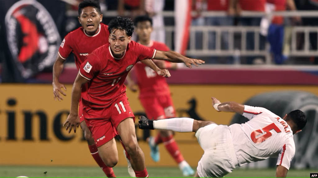 Bek Yordania #05 Arafat Al-Haj terjatuh saat berebut bola dengan penyerang Indonesia #11 Rafael Struick pada pertandingan Grup A Piala Asia AFC U23 antara Yordania dan Indonesia di Stadion Abdullah Bin Khalifa di Doha pada Minggu, 21 April 2024.