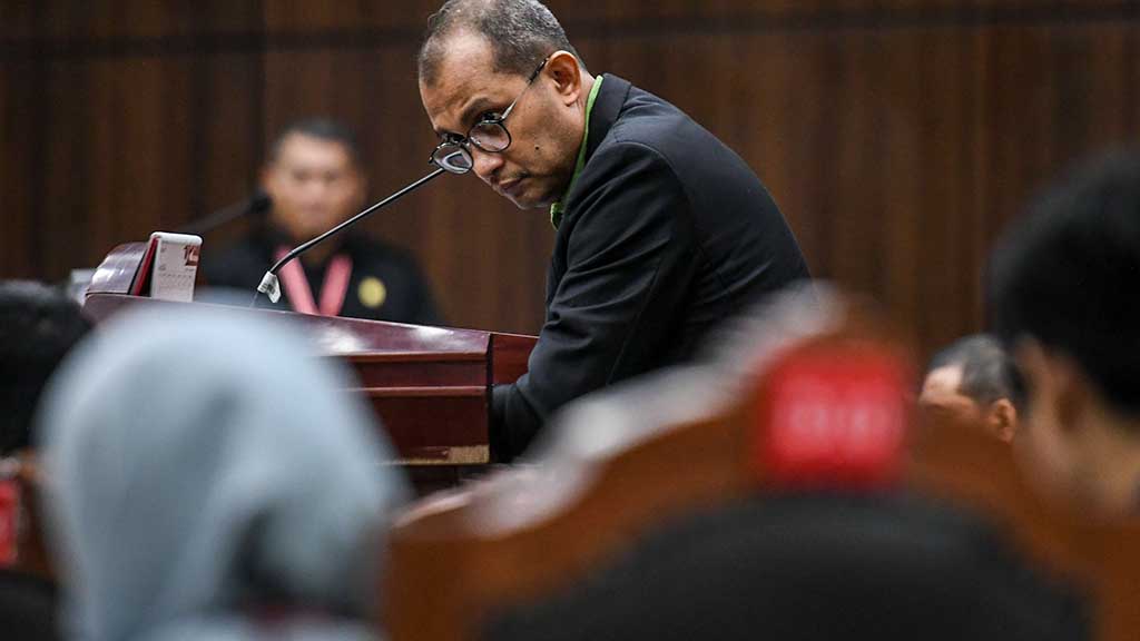 Guru Besar Hukum Pidana Universitas Gadjah Mada Edward Omar Sharif Hiariej atau Eddy Hiariej memberikan keterangan sebagai ahli yang dihadirkan oleh pihak pasangan calon presiden dan wakil presiden nomor urut 2 Prabowo-Gibran saat sidang lanjutan sengketa hasil Pilpres 2024 di Mahkamah Konstitusi, Jakarta, Kamis (4/4/2024). (Foto: ANTARA FOTO/Hafidz Mubarak A/nym)