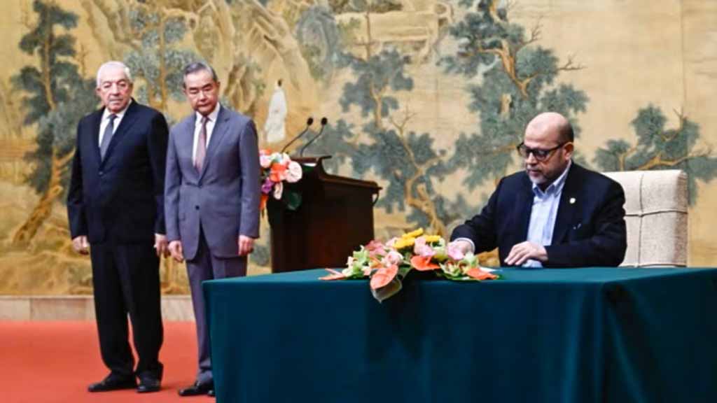 Mussa Abu Marzuk, anggota senior Hamas (kanan), menandatangani dokumen disaksikan oleh Menteri Luar Negeri China Wang Yi (kedua dari kiri), dan Mahmoud al-Aloul, wakil ketua Fatah, dalam acara di Diaoyutai State Guesthouse, Beijing, 23 Juli 2024. (Pedro Pardo/Pool Photo via AP)