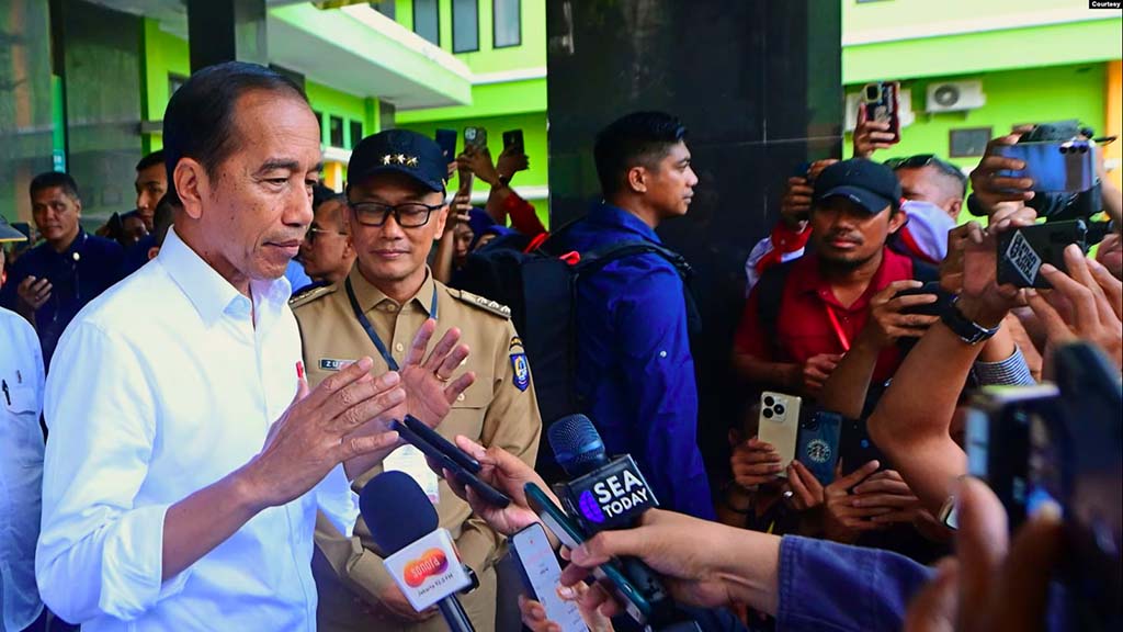 Presiden Joko Widodo memastikan Pilkada akan tetap berjalan baik pasca pemberhentian Ketua KPU Hasyim Asy'ari oleh DKPP. Presiden bicara di sela-sela kunjungan kerja ke Rumah Sakit Umum Daerah (RSUD) Kabupaten Sinjai, Provinsi Sulawesi Selatan, Kamis, 4 Juli 2024. (Biro Setpres)