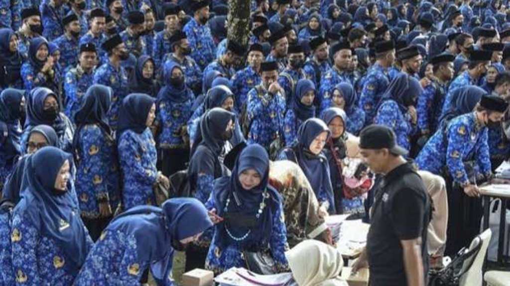 Arsip foto - Sejumlah Pegawai Pemerintah dengan Perjanjian Kerja (PPPK) Ciamis antre saat pengambilan SK di Lapang Lokasana, Kabupaten Ciamis, Jawa Barat. (Foto: ANTARA/Adeng Bustomi)