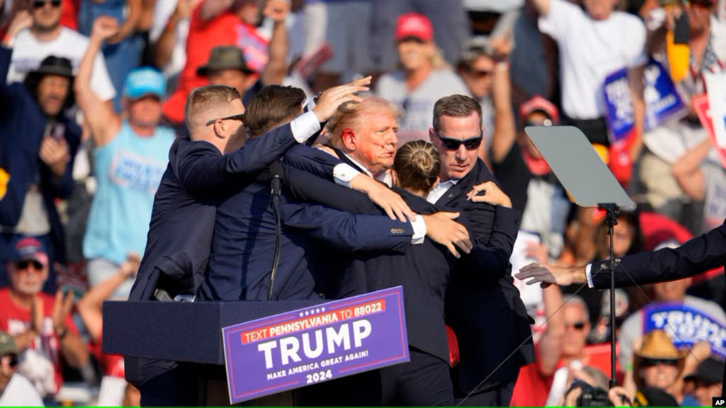 Bacapres Partai Republik dan mantan Presiden Donald Trump dievakuasi dari panggung kampanye di Butler, Pennsylvania, 13 Juli 2024. (Foto: Gene J. Puskar/AP Photo)