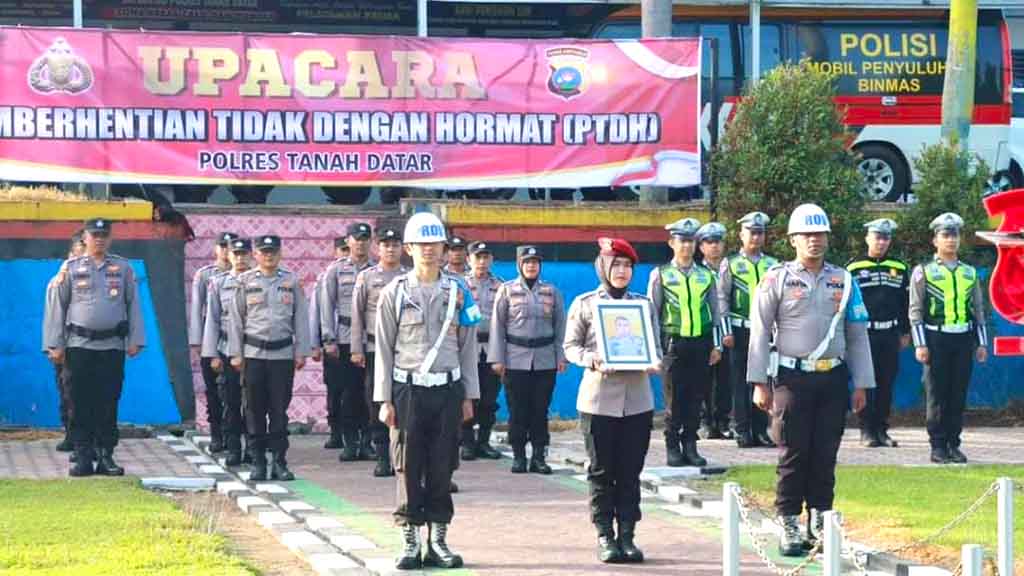 Polres Tanah Datar Gelar Upacara PTDH