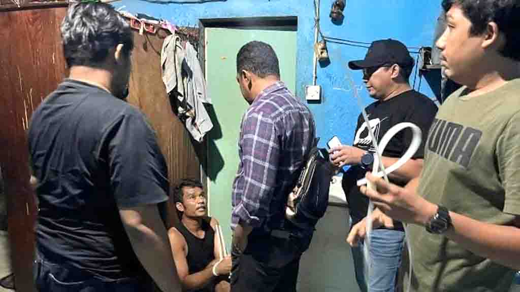 Pihak kepolisian saat mengamankan pelaku pembobol rumah. Foto: Ditreskrimum Polda Riau