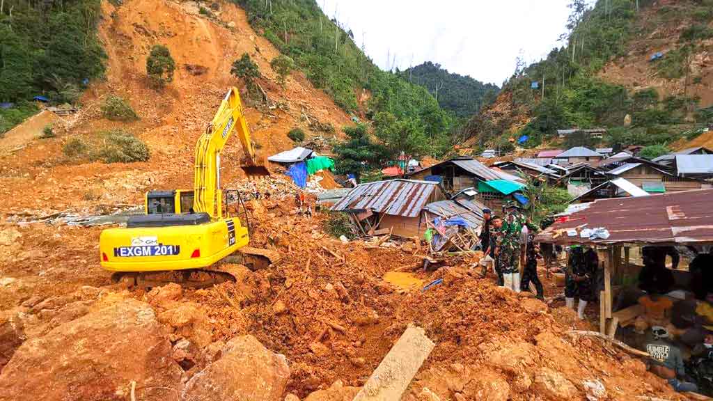 Alat berat diterjunkan untuk menemukan korban longsor di Gorontalo. (Foto: Basarnas RI)