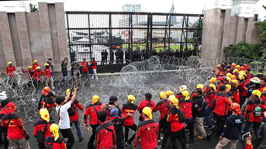 Demo menolak pengesahan Perppu Cipta Kerja (Ciptaker) di depan gedung DPR, Senayan, Selasa (14/3/2023). (Bloomberg Technoz/ Andrean Kristianto)
